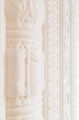 Floral motifs made from natural stone and wall cladding with patterns in Corian<sup>®</sup> Glacier White; interior project Mr. P. J. Singh from Singh Modelers; photo Corian<sup>®</sup>, all right reserved.