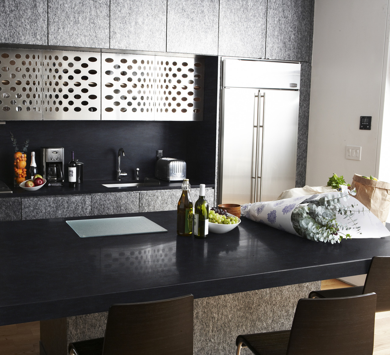 sites/corian.com/IMG/jpg/corian_deep_inkwell_kitchen-2.jpg