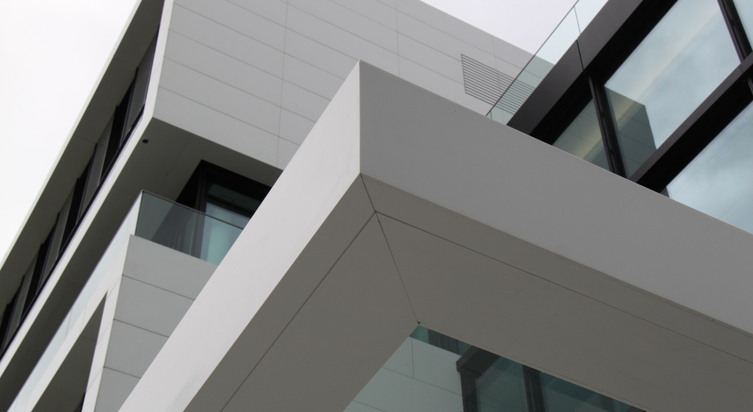 Close-up view of the entrance at the Microsoft headquarters in Munich. Corian<sup>®</sup> design surface can be used to create precise architectural details. Design: GSP Architekten Munich, Facade: HAGA Metallbau GmbH. Fabrication of Corian<sup>®</sup>: Hasenkopf GmbH. Photo: Corian<sup>®</sup>, all rights reserved.